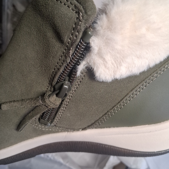 Vionic Green Olive Shoe Packaging - Picture 5 of 11